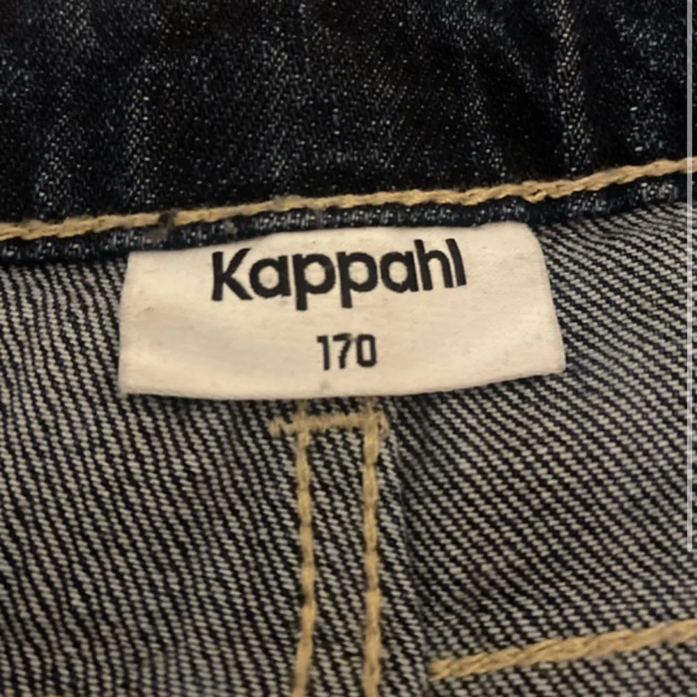 Snygga mörkblå jeans från Kappahl med klassisk femficksdesign och knappdetalj på bakfickan. Perfekta för en avslappnad stil.. Farkut & Housut.