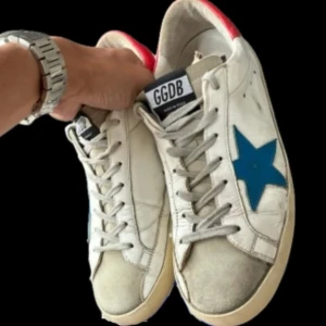 Golden goose skor - Golden goose skor i relativt bra skick🌟 | orginalstorlek: 40 italian motsvarar eu 41, fråga om innermått vid osäkerhet | ingår: dustbag. På sidan av skon så är det en defekt som har limmats. Men märks inte mycket alls
