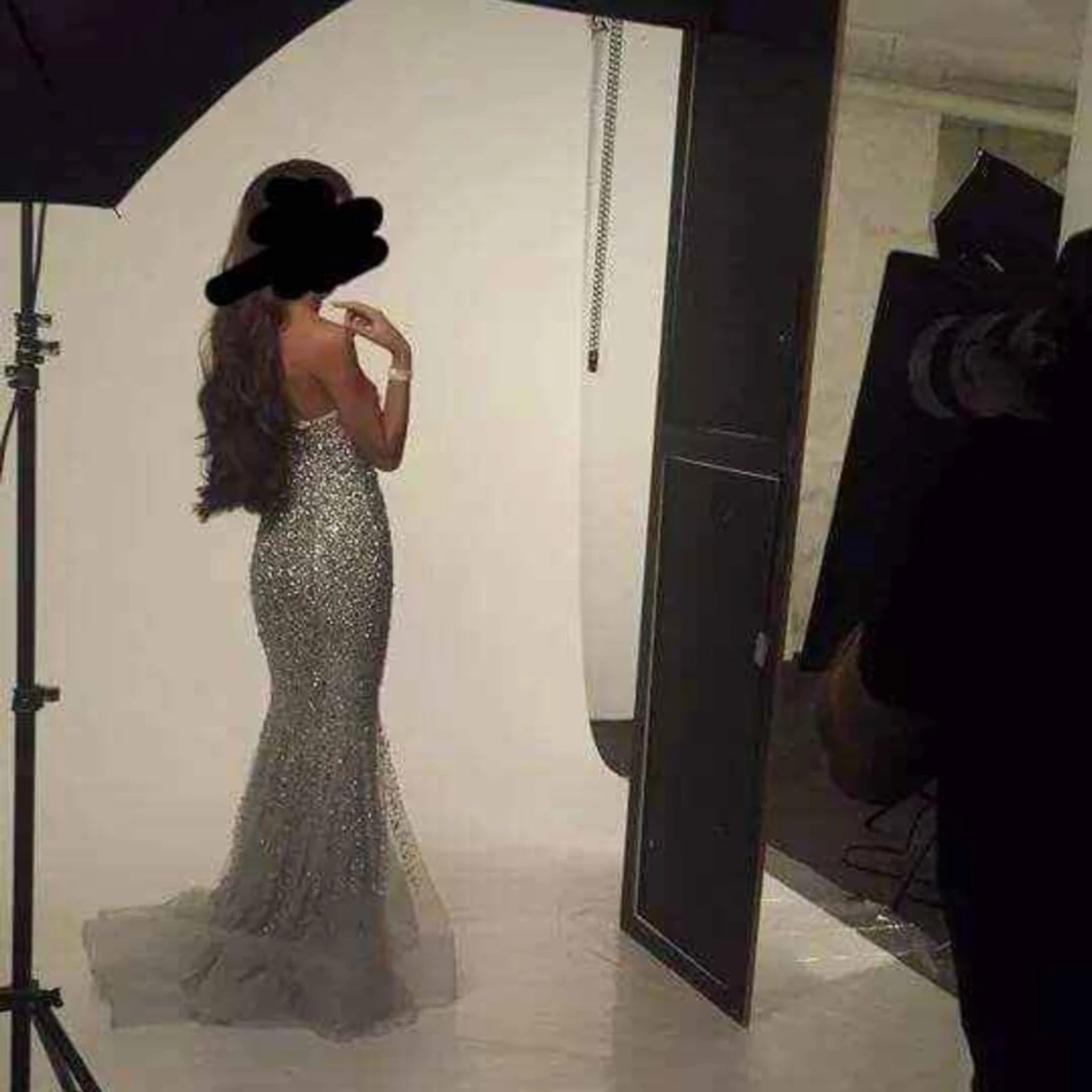 Glittrig axelbandslös långklänning - 3