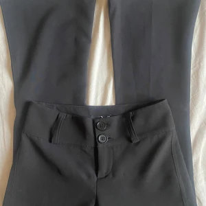 Svarta kostymbyxor  - Svarta kostym byxor y2k stil med låg midja och bootcut från ginatricot, prislapp kvar bara testade på 💕