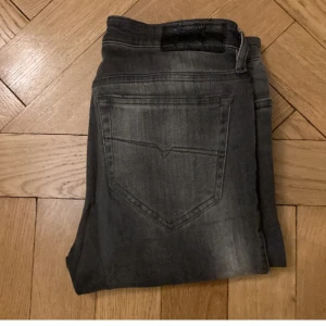 Grå jeans från Diesel - Ett par jävligt feta diesel jeans i mycket bra skick inga defekter eller skavanker.  Jeansen är i storlek 27/32 och du får dom för det låga priset av 299! Om du undrar något fråga bara.