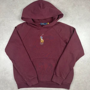 Vinröd hoodie från Polo Ralph Lauren - Säljer en snygg vinröd hoodie från Polo Ralph Lauren med det klassiska broderade polospelarmärket på bröstet. Tröjan har en bekväm passform med långa ärmar och en praktisk magficka. Perfekt för en avslappnad stil. Skriv vid frågor. Villig att sälja den för 400kr vid snabbt köp. Storleken på hoodien är dam L men passar herr S lite luftigt möjligtvis liten herr M
