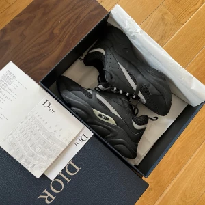 Dior B22 - Dior b22 sneakers endast prövade inomhus ✅ Dem passar 43-43 ✅ mitt pris för dessa Sjukt snygga skor Är 3050kr ✅ vid minsta lilla  funderingar skicka ett pm 👏✅ pris kan diskuteras 