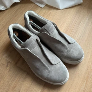 Eytys skor  - Säljer ett par sparsamt använda skor. Kan säga att ja använt dom runt 10 gånger. Dom är köpta för 2125 köpt dom på rea annars org pris 2500-2700kr väldigt fräscha annars skulle ja säga.