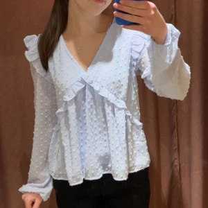 Ljusblå blus - Säljer denna super söta och våriga blusen då jag växt ur den💕 Den är från gina young i storlek 170