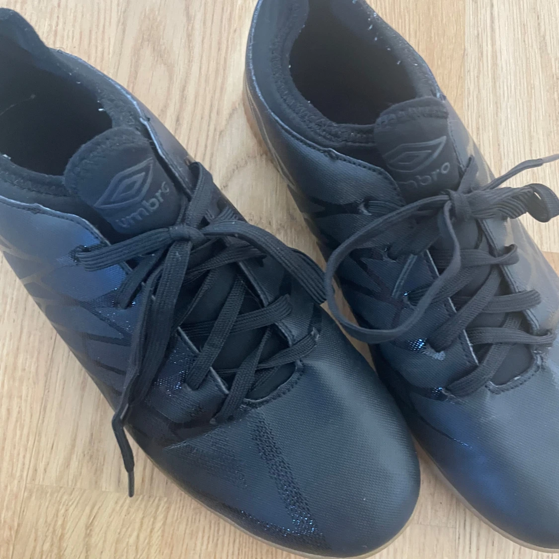 Svarta fotbollsskor från Umbro