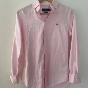 Ralph Lauren skjorta Slim fit - Tjena!🤚Säljer en riktigt snygg Ralph Lauren skjorta med en ljus rosa färg! Tröjan har inga defekter och är i mycket bra skick. Nypris = 1600kr. Slå till!