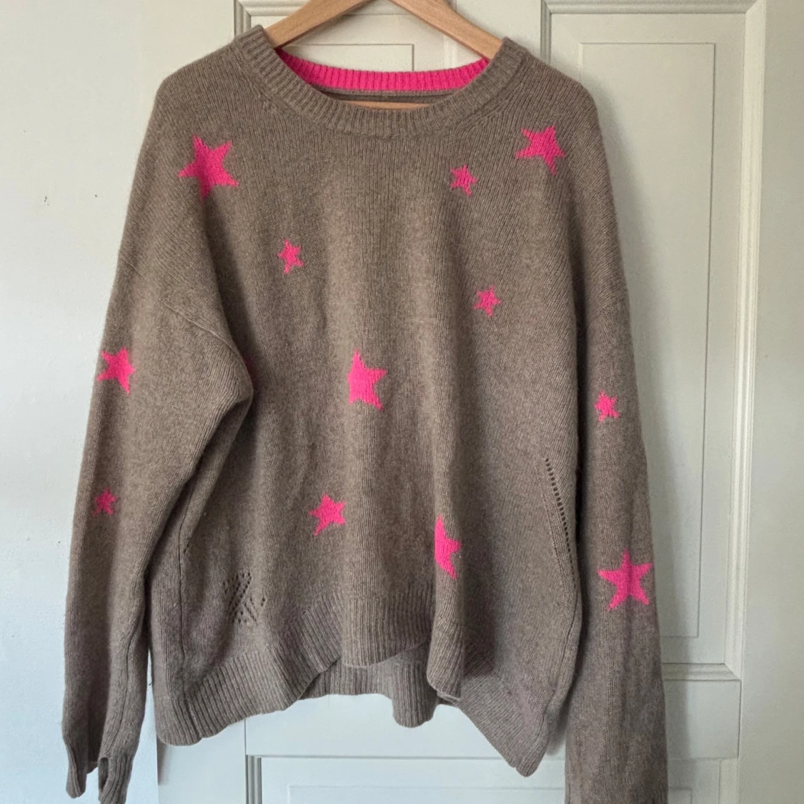 Beige tröja med rosa stjärnor - 1