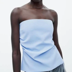 Ljusblå tubtopp - Snygg ljusblå tubtopp från Zara! Inte använd så jättemycket och säljer då den inte sitter lika bra på mig längre. Skriv vid interesse och frågor! Pris kan diskuteras💕💕