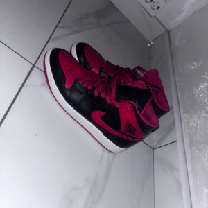 Nike Air Jordan 1 banned - Helt nya air Jordan 1 banned köpt för nån månad använt nån gång bara. Men dessa skor passar inte men de har aldrig svikit mig skit snygga skor köpt för 2500kr hos soleplus mitt pris 1350 storlek 43 helt nya  priset är inte hugget i sten så det är bara att höra av er om mer bilder eller om frågor osv!