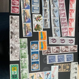 Samling av svenska frimärken - En omfattande samling av svenska frimärken med olika motiv och färger. Inkluderar historiska och kulturella teman, samt sport och natur. Perfekt för samlare som vill utöka sin kollektion med unika och varierade frimärken. FINNS MER ÄN DE DÄR FÖR MER INFO OCH BILDER SKRIV! 