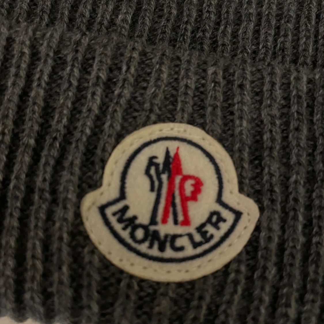 Grå ribbad mössa från Moncler - 1