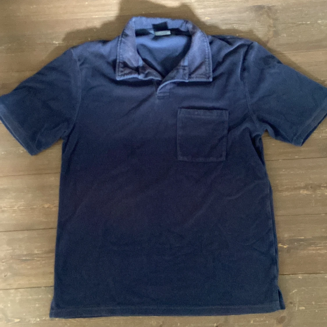 Mörkblå kortärmad t-shirt med krage