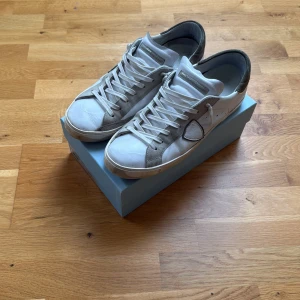 Philippe model skor - Säljer nu rätt så slitna philippe model till ett bra pris, box ingår! Skick:6/10, tydliga tecken på använding underifrån. Stl 47 men passar nog 46 också!