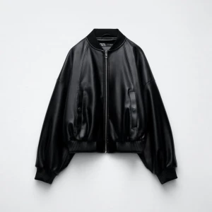 Svart bomberjacka från Zara - Snygg svart bomberjacka från Zara i skinnimitation, och perfekt nu till våren!! Priset går att diskutera 💕