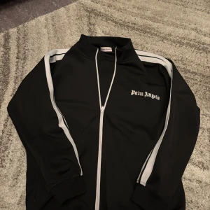 Palm angels byxor och tröja - Finns små märken på användning men inget stort. 