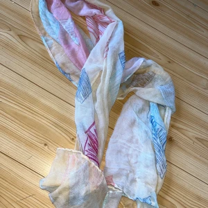 Kaulahuivi - Ihana vaaleansävyinen kaulahuivi.  Korkeus n 40cm, leveys n 173cm. Kissatalous MMM Mikäli hinta ei miellytä tarjoa rohkeasti Katsothan myös muut ilmoitukseni!!