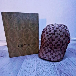 Gucci keps  - Snygg keps från Gucci med det ikoniska monogrammönstret. Perfekt för att ge din outfit en lyxig touch. Kepsen har en klassisk design med böjd skärm och justerbar passform. Perfekt för denna sommar 