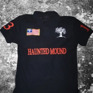 TVÄR FETT HAUNTED MOUND POLO❗❗❗❗ - KOM MED BUD NU ÄR DEN TILL SALU❗❗ RARE MED❗ SIZE M