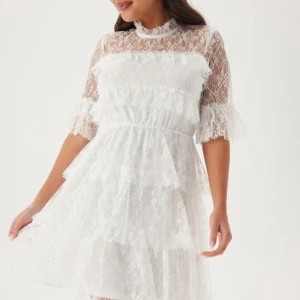 Vit spetsklänning med volanger - superfin vit klänning med spets och volanger. Helt ny med prislapp endast testad! Passar perfekt till studenten eller sommaren. Stretchig! Köpt för 700kr