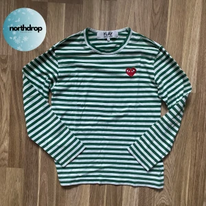 Commes Des Carçons tröja  - Vit och grön- randig tröja från Commes Des Garçons. Tröjan är i mycket bra skick. Skriv vid minsta fundering!