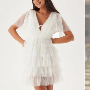 Studentklänning från Bubbleroom - helt oanvänd med prislapp kvar, storlek 36, normal i sorleken