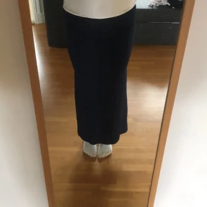 Mörkblå långkjol från Charlotte & Morgan - Snygg mörkblå långkjol från Charlotte & Morgan. Kjolen har en elegant och enkel design som passar perfekt för olika tillfällen. Den är gjord i ett mjukt och bekvämt material som ger en skön passform. Perfekt för dig som vill ha en stilren look. Den är i storlek M men passar även en S❤️❤️