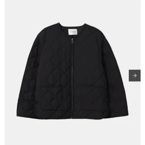 Svart quiltad jacka från Carin Wester - Snygg svart quiltad jacka från Carin Wester som är perfekt nu till våren! Tyvärr passade den inte mig så den är helt oanvänd med prislapp kvar. Nypris 999kr 