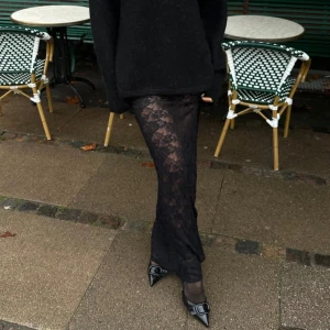 Svart spetskjol - Superfin maxikjol i spets från Gina Tricot. Helt oanvänd med lappar kvar, storlek M, men passar även S om man vill ha den mer low-waist. Originalpris 499 🖤