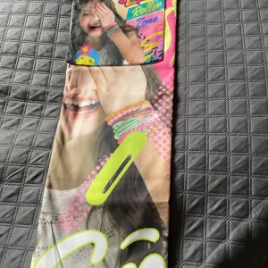 Microfiber Towel med väska  - Microfiber Towel med motiv från Soy Luna. Den har ett livligt tryck i rosa, blått och gult med texten 'Roller Zone'. Perfekt för fans av serien!