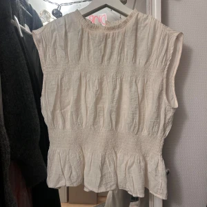 Cremevit topp - Säljer en söt vit topp från H&M