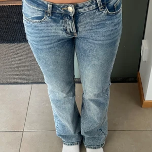 Blå jeans med rak passform - Säljer ett par bootcut jeans från hm. I mycket bra skick 