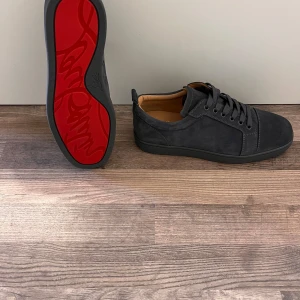 Christian Louboutin skor (HELT NYA) - Ett par feta gråa Louboutins med den klassiska röda sulan🎈 i topp kvalitet! 👟 Inga repor/fläckar. Storlek 41. Passar till många outfits! Steal!!  Tveka inte med att Höra av er vid eventuella frågor! 😃