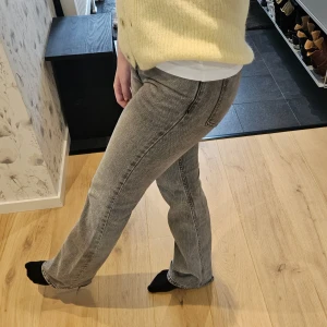 Grå jeans - Grå jeans från Gina Tricot💗 köpta för ca 2 år sedan men fortfarande i bra skick, raka/utsvängda ben och mid riset som går lite under naveln💘