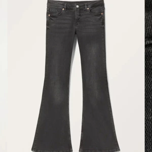 Svarta bootcut jeans - Orginalpris. 500 OBS! Lite slitage på jeansen, se bilderna!💞