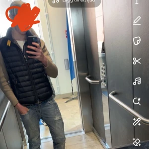 Mörkblå dunväst med dragkedja - Snygg Mörkblå dunväst med märket parajumer använd ett par gånger men inte mer än så storlek s-m  skriv om ni har frågor pris 550 kr öppen för byten