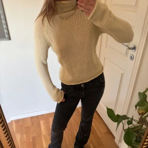 stickad beige - snygg stickad beige med coolt mönster i ryggen! skriv för fler bilder 💓