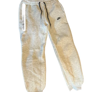 Nike tech  - Helt nya byxor i stolek L går att köpa hela dressen på min plick 