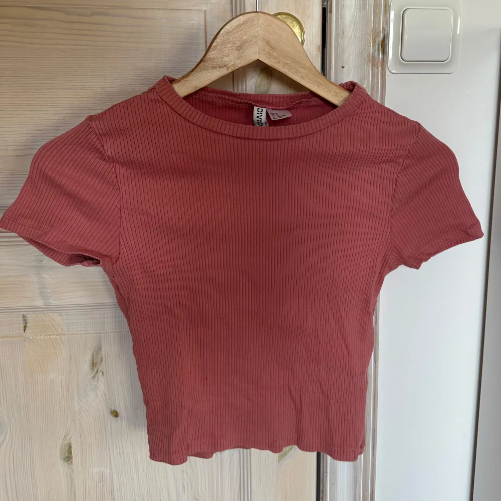 Säljer en söt rosa ribbad topp från H&M. . Yläosat.