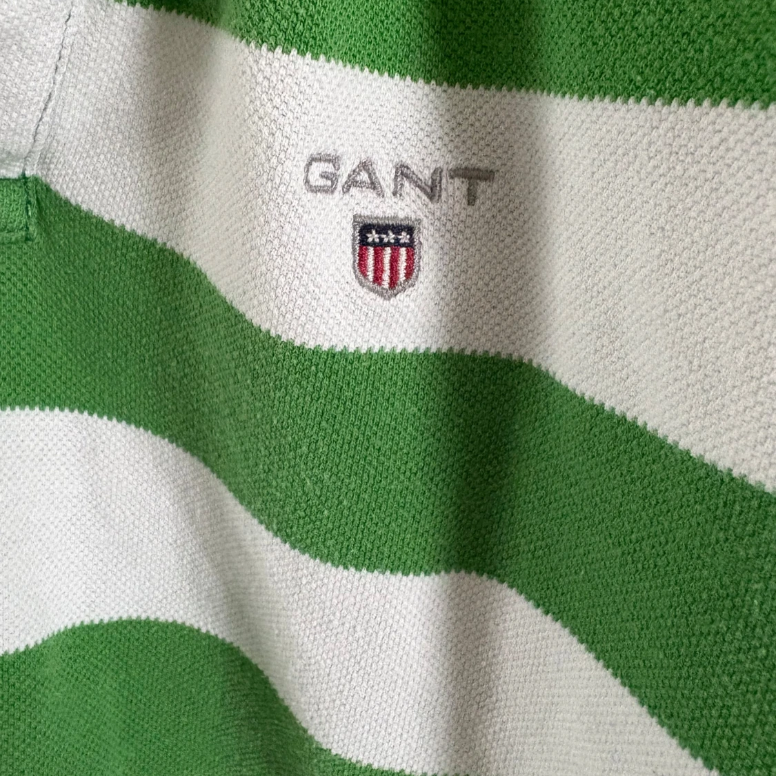Grön och vit randig pikétröja från GANT - 2