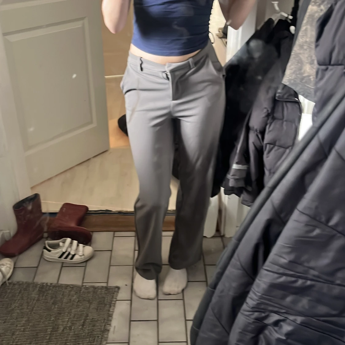 Grå kostymbyxor
