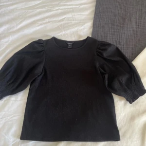 Svart blus - Svart blus med puffärmar från Lindex. Använd några fåtal gånger