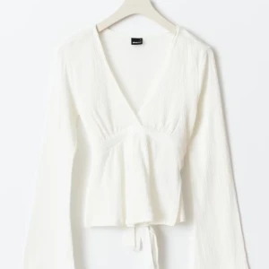 Vit blus - Säljer denna så fina blusen från Gina tricot! Har använts 1 gång och säljs pga att den inte riktigt passar mig😍Den är i storlek M och är bra skick! Skriv priv vid frågor! 🥰