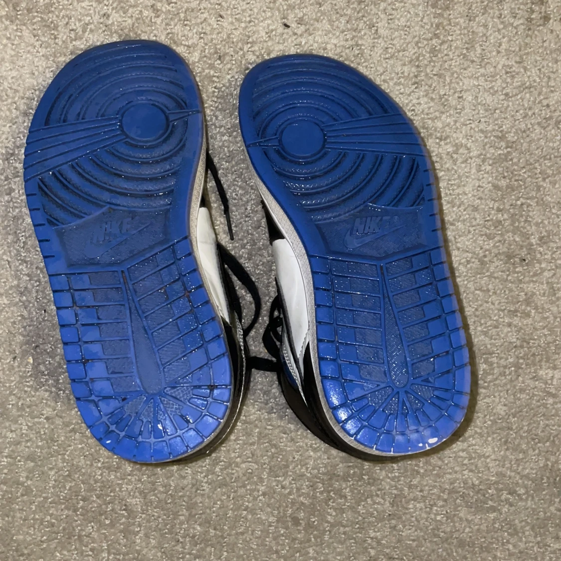 Nike Air Jordans i svart, vit och blå. - 2