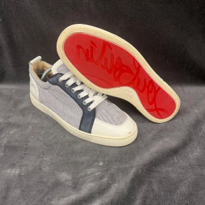 Christian Louboutin junior - Hej säljer dessa snygga skor från Christian Louboutin. Storlek 40 men sitter mer som 41. Skick 8,5/10. Inget og medföljer utan bara skorna o inga innersulor medföljer! Dm vid mer frågor!!