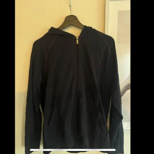 Hugo Boss hoodie - Hugo boss hoodie, väldigt tunn. Storlek M. 