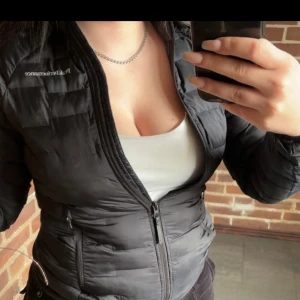 Svart jacka från Peak Performance - Säljer en stilren svart jacka från Peak Performance. Inga defekter alls!