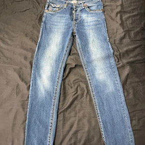 True religion jeans - Säljer dessa superfina True Religion vintage jeansen av modell Billy. Storlek 31W och 34L.  Dom är använda men välskötta och har ingen form av skada eller defekt.