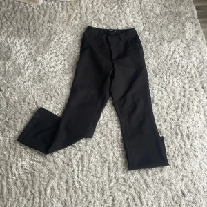Svarta kostymbyxor från BikBok - Snygga svarta kostymbyxor från BikBok i storlek 36. Byxorna är supersköna och endast använda två gånger. Köp köp super bra pris 200 ny pris 499. Pris går att diskutera vi snabb affär 