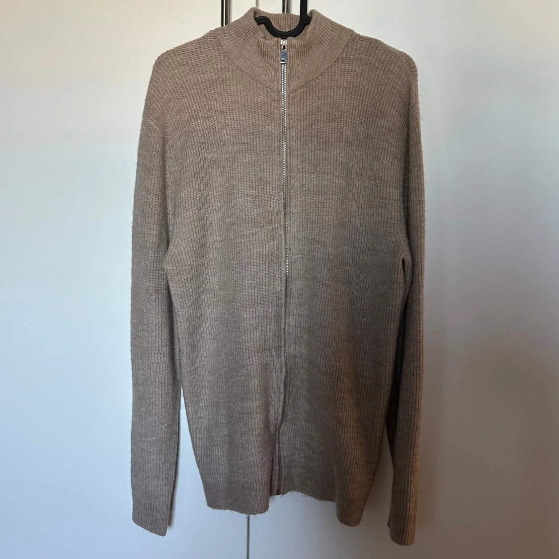 Beige stickad ull kofta full zip